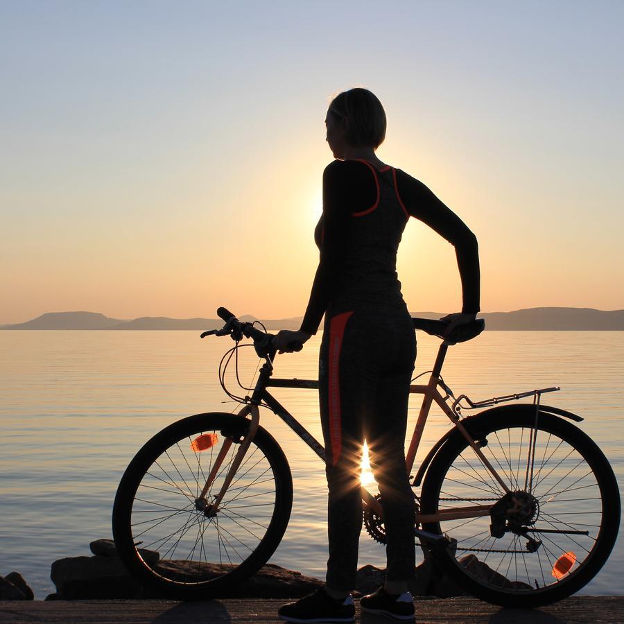 Blue Bike Hostel Balatonszárszó Esterno foto